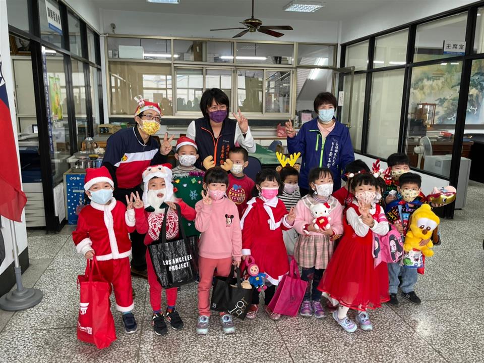 110年永靖鄉立幼兒園-聖誕報佳音活動中一班代表會發送禮物