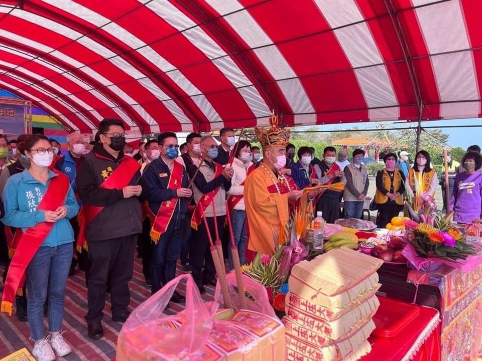 永靖鄉簡易追思堂新建工程動土典禮法師進行祭拜儀式