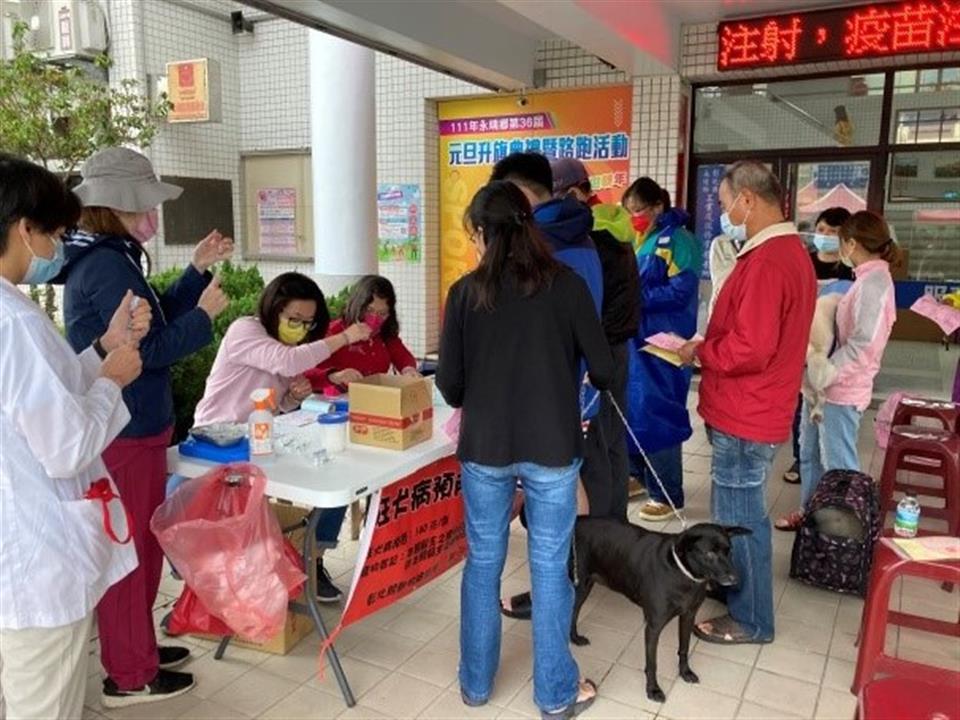 111年度永靖鄉寵物登記及狂犬病疫苗預防注射活動民眾帶著寵物排隊登記接種