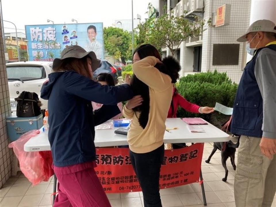 111年度永靖鄉寵物登記及狂犬病疫苗預防注射活動獸醫幫寵物接種疫苗
