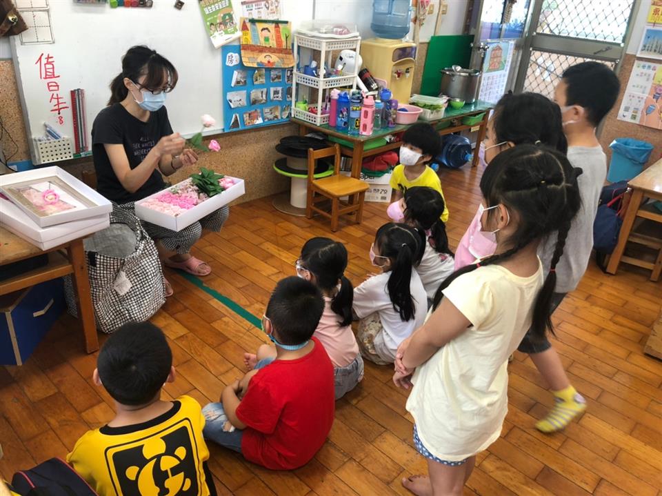 永靖鄉立幼兒園慶祝111母親節香皂花束製作小朋友仔細聆聽