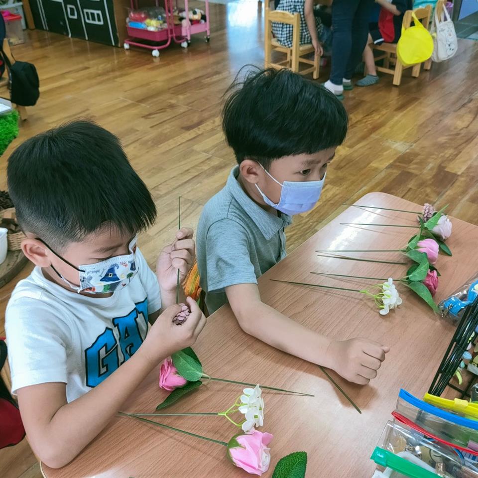 永靖鄉立幼兒園慶祝111母親節香皂花束製作思考中