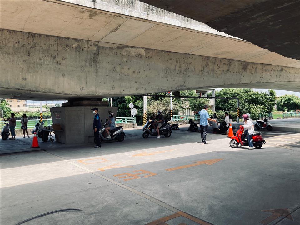 111年永靖鄉機車下鄉考照服務機車下鄉考照-路考考生排隊受測