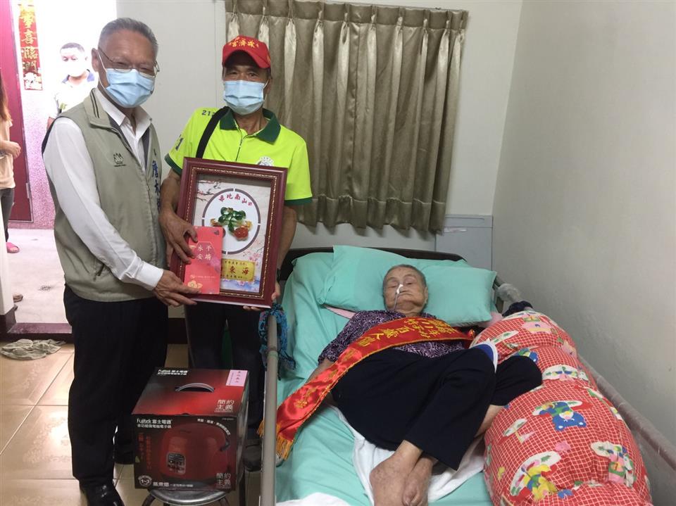 永靖鄉111年百歲人瑞慶祝活動鄉長祝賀百歲人瑞邱伸女士
