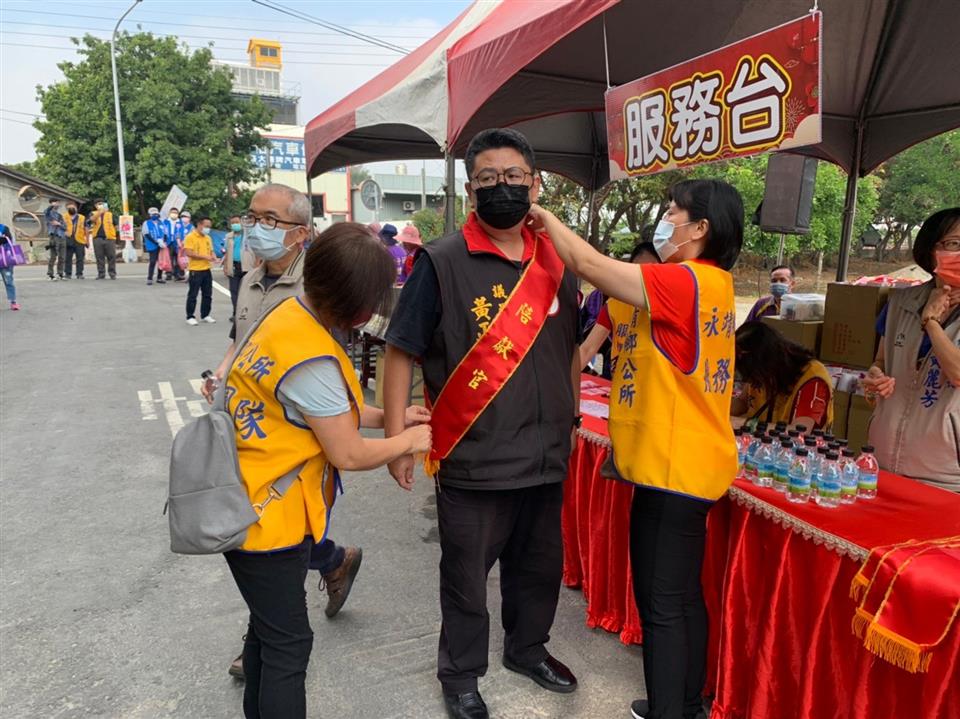 永靖鄉竹子社區活動中心落成典禮4為貴賓繫上彩帶