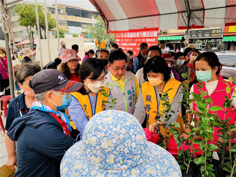 永靖鄉112年植樹月贈苗活動鄉長發放樹苗