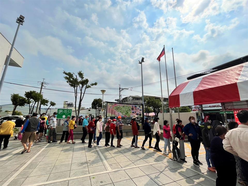 永靖鄉112年植樹月贈苗活動民眾排隊