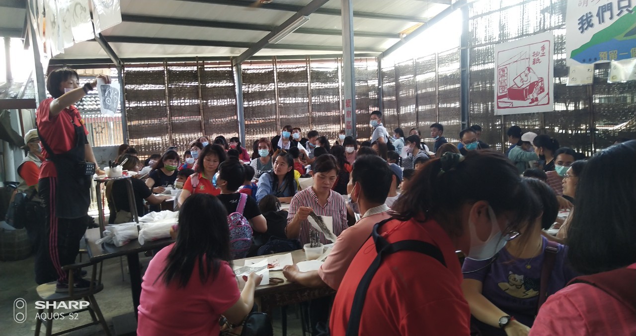 永靖鄉立幼兒園-親子戶外教學(110.04.23)廣興紙寮工作人員講解圓扇拓印步驟