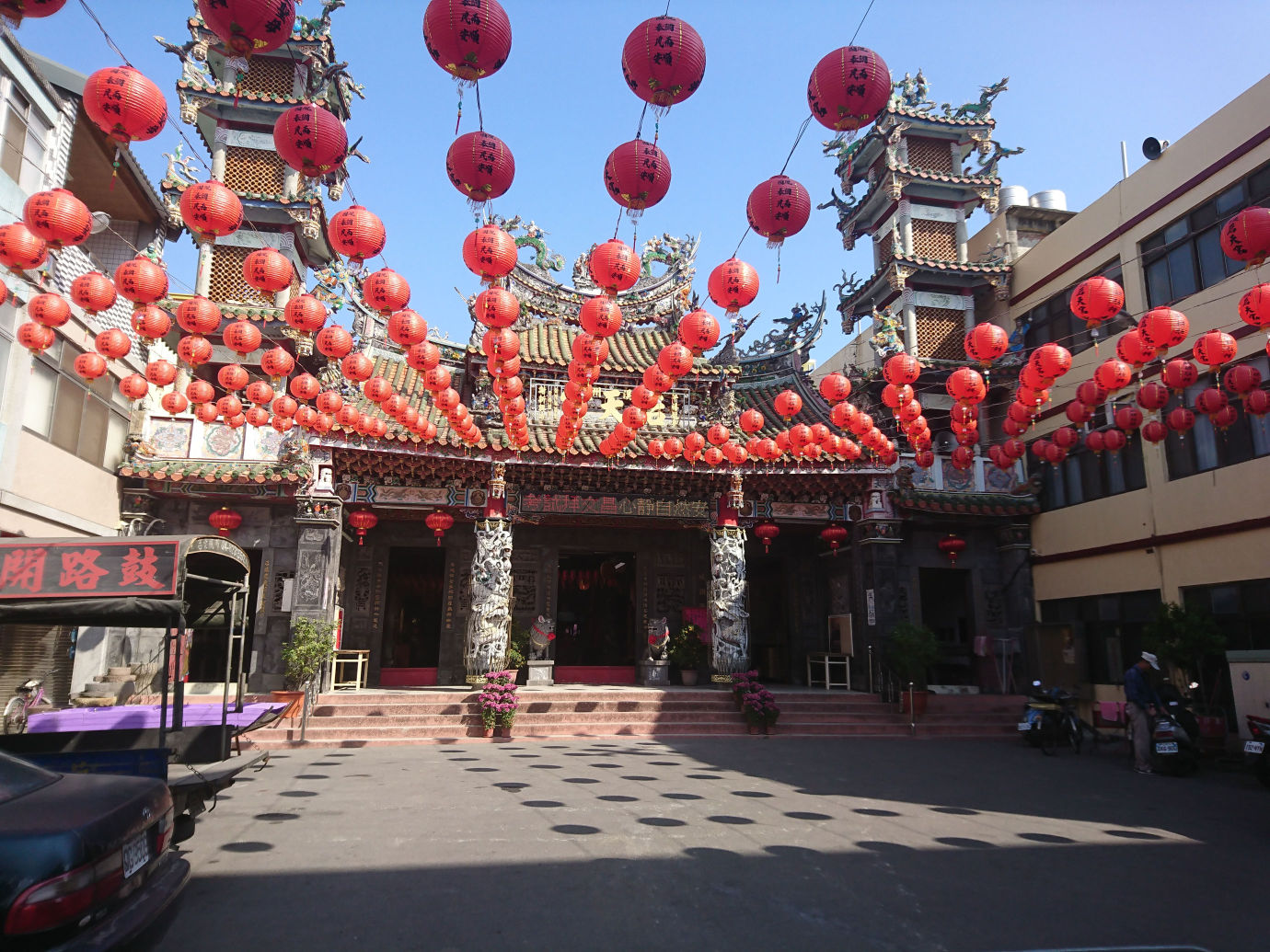 溪州后天宮后天宮是溪州媽祖廟代表,但因位於市區交通便利。每年往來香團超百，大甲鎮瀾宮天上聖母南下遶境，必經之駐駕行宮。
大甲媽祖每年往新港進香，第二天中午都在這裡用餐，再繼續南下西螺過夜，所以大甲媽祖來的日子，也是天后宮忙碌的日子。
后天宮更是鄉民信仰中心,但願媽祖有靈，永佑溪洲、永佑子民。
