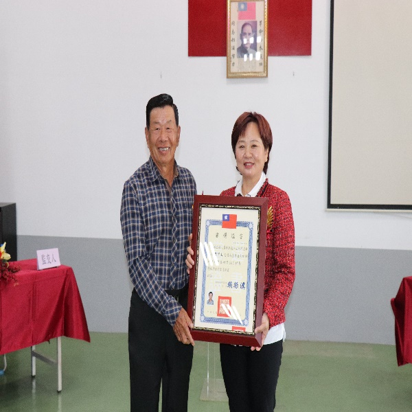 1080110埤頭鄉第18屆鄉長暨第21屆村長交接就職典禮頒發豐崙村張肎文村長當選證書