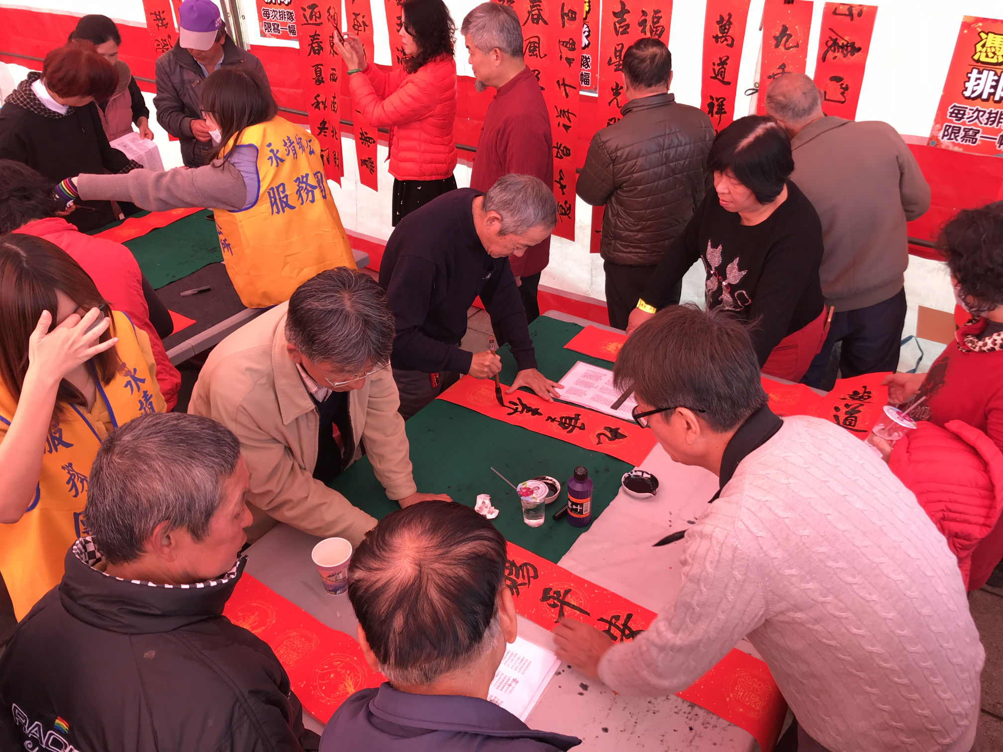 108年永靖鄉新春揮毫贈春聯活動揮毫春聯由工作人員吊掛晾乾