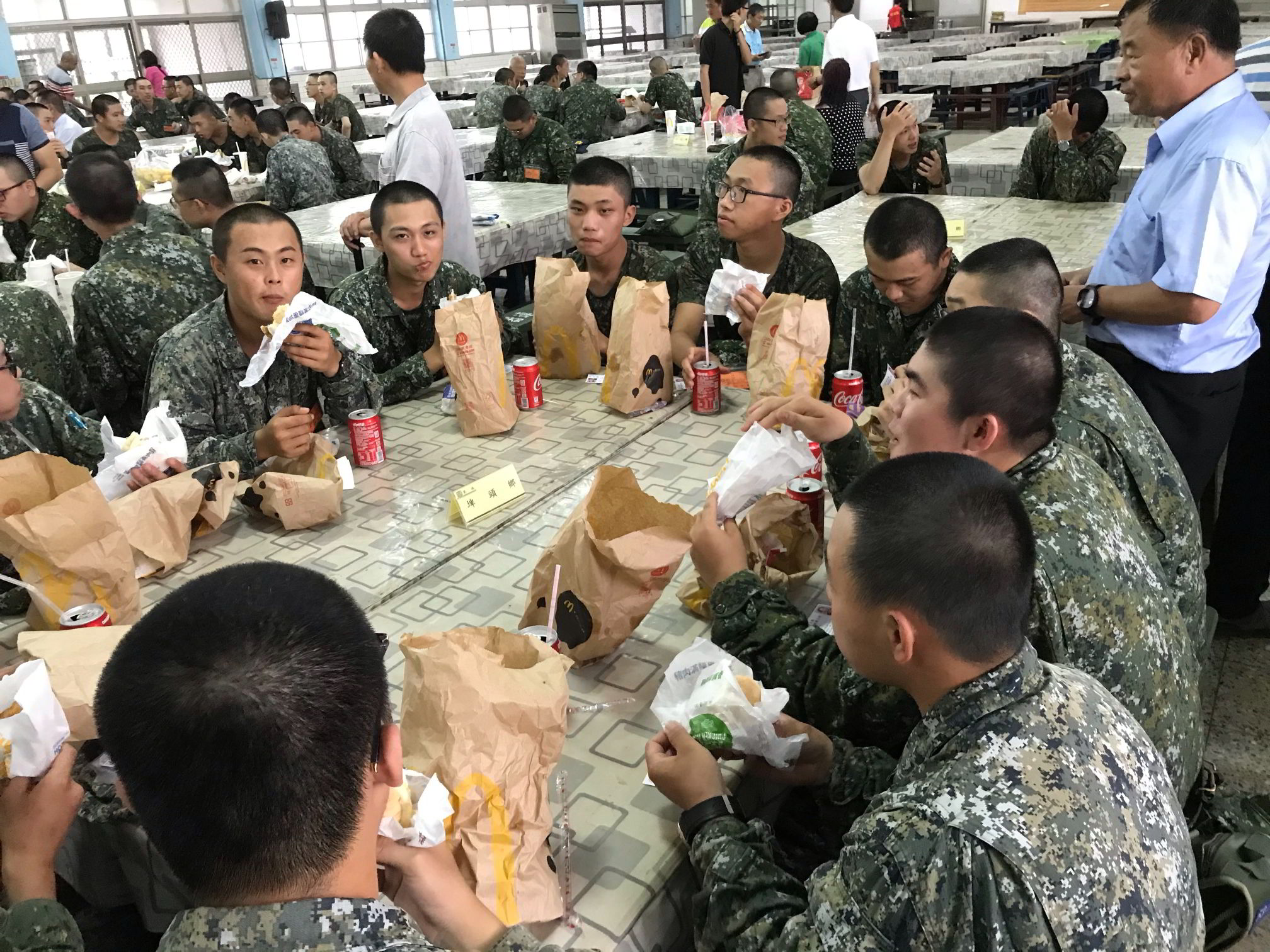 至嘉義精北、崎頂探視埤頭新入營的子弟兵陸軍090梯次相信這群埤頭子弟兵會讓自己變得更好、更優秀