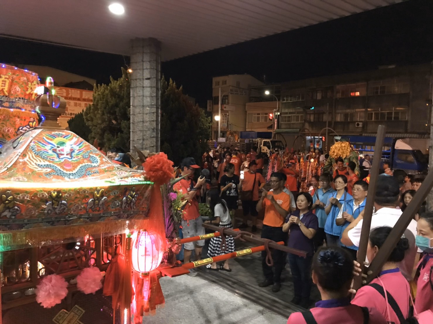 109年合興宮步巡遊庄 繞境停駕公所 鄉長帶領公所同仁祈求平安順利