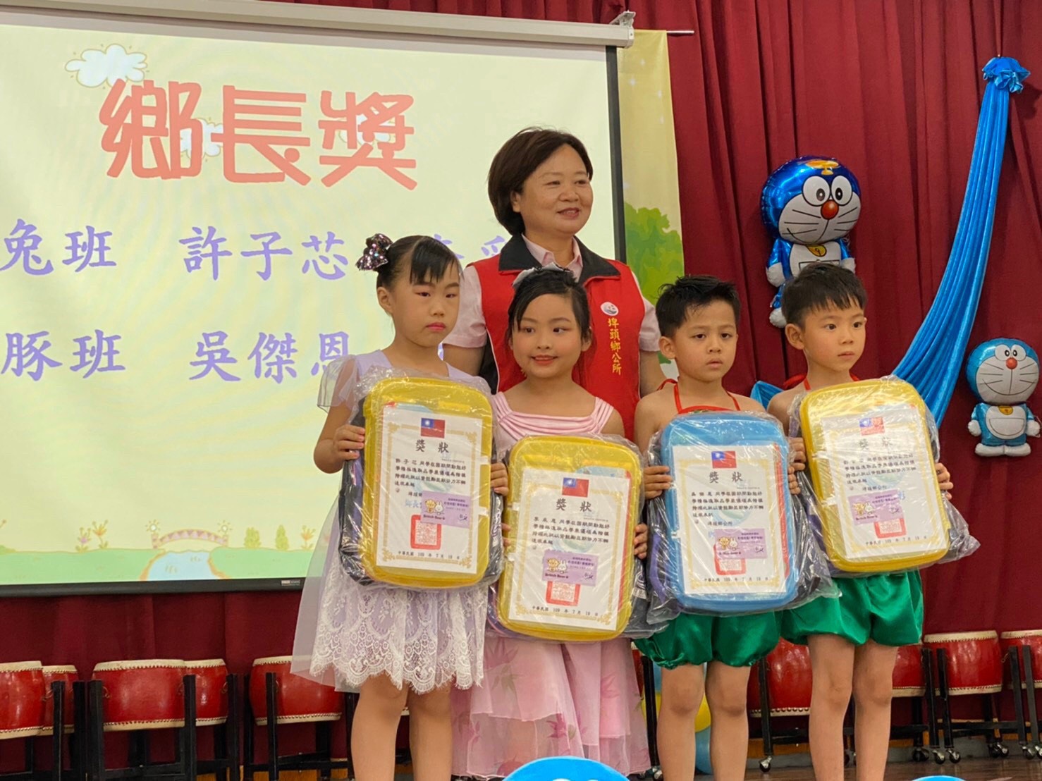 109年埤頭鄉立幼兒園第21屆畢業典禮鄉長親自頒發給予學童