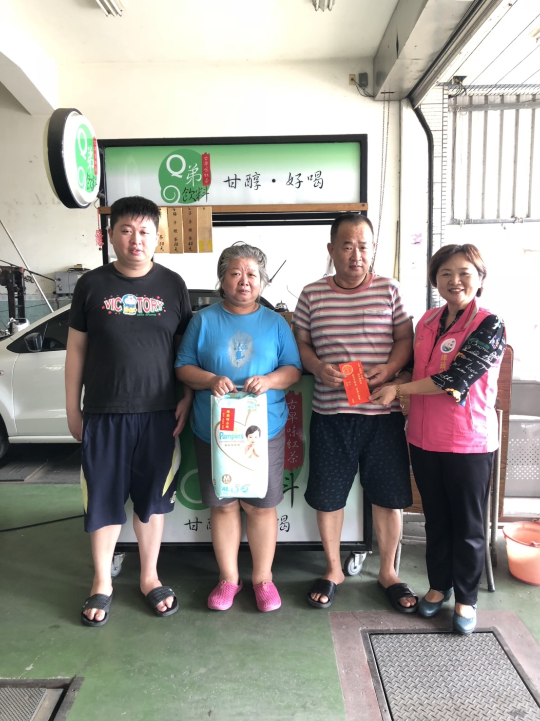 發放「108年7-9月生育禮金以及生育禮品」合興村鄭先生(由新生兒阿公阿嬤代領)