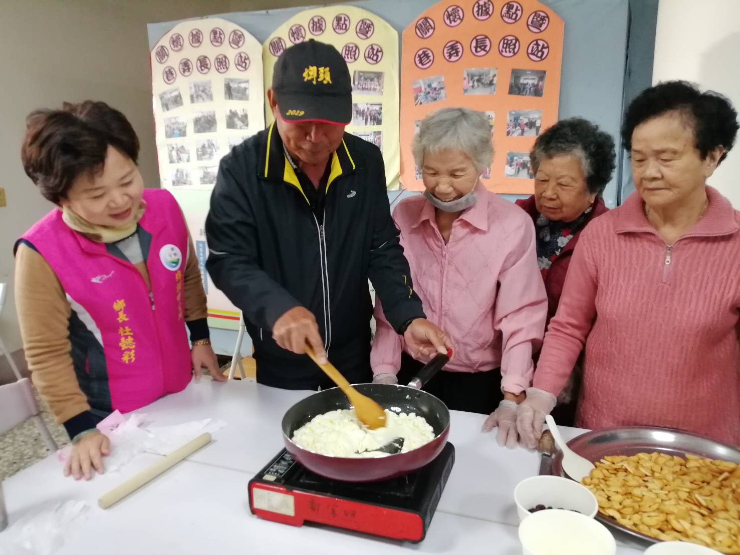 新庄社區-雪Q餅DIY杜鄉長、新庄村吳春田村長與社區長者一同參與製作雪Q餅，美味又樂趣