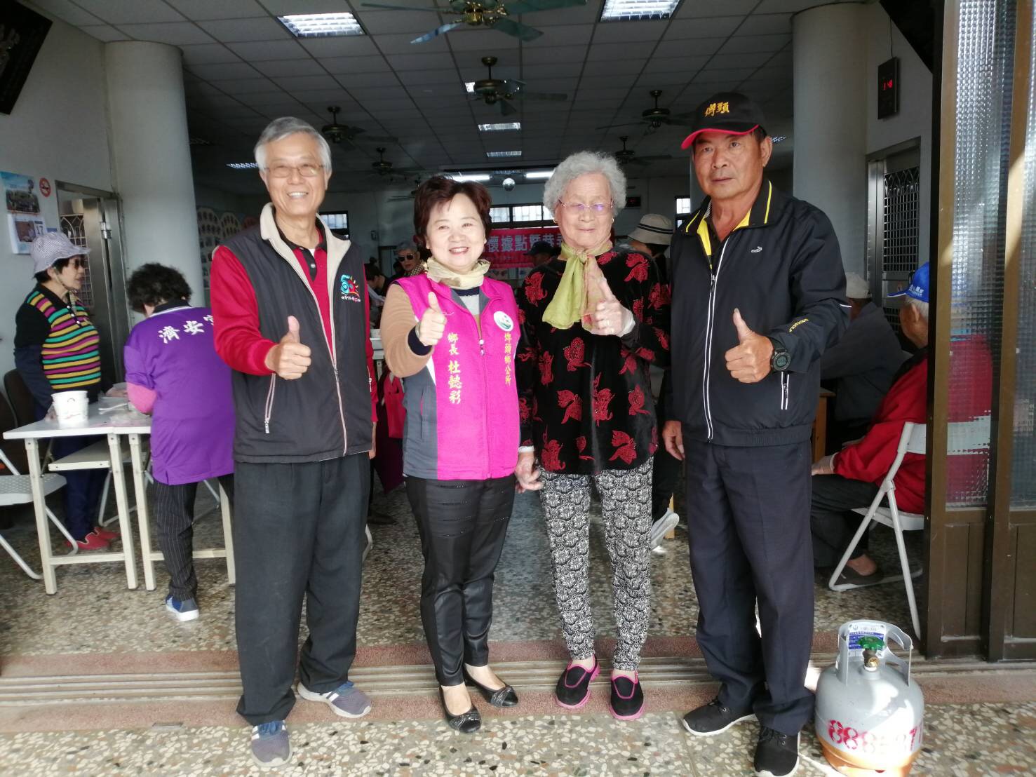 新庄社區-雪Q餅DIY(左起)新庄社區黃為結理事長、埤頭鄉長杜懿彩鄉長、社區參與長者、新庄村吳春田村長一同合影，紀念此次手做雪Q餅活動！