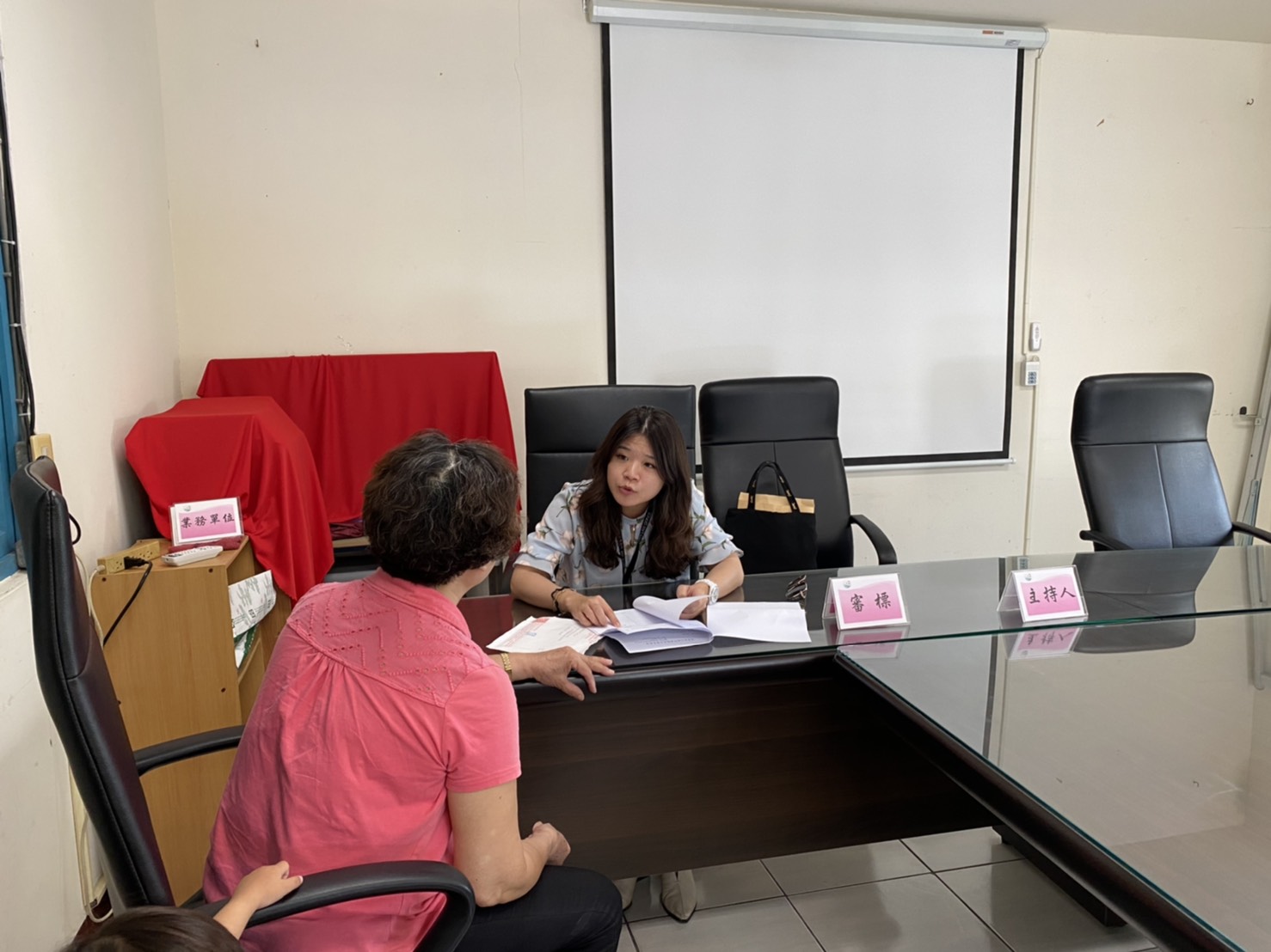 提供民眾暢通、便利之法律諮詢管道為協助民眾解決日常遭遇的法律疑難問題，特敦聘具法律素養、熱心服務之律師，於每月第一至第四個星期五下午3點至5點假本所發包中心，現場提供民眾面對面的免費法律諮詢服務，歡迎鄉親多加利用。