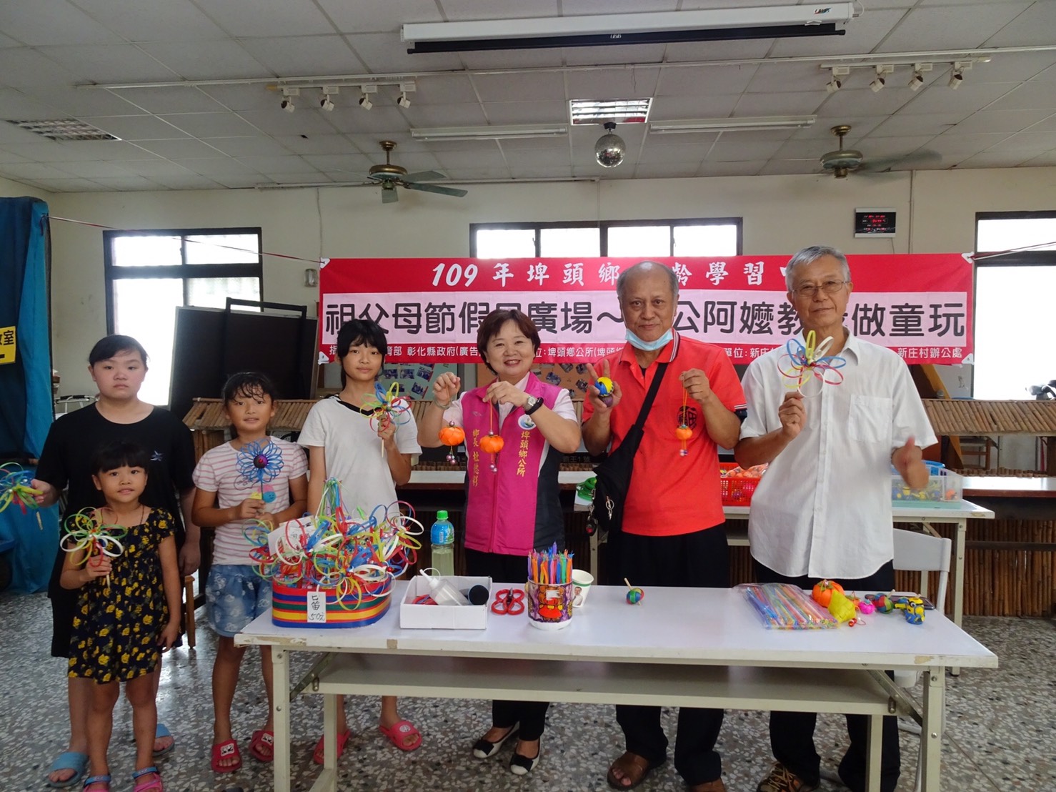 109樂齡學習中心祖父母節假日廣場-阿公阿嬤教我做童玩-新庄社區  參與童玩製作