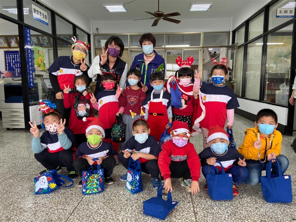 110年永靖鄉立幼兒園-聖誕報佳音活動大四班代表會發送禮物