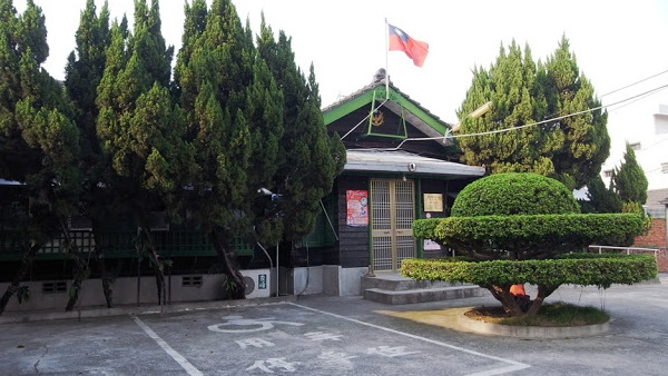 三條派出所位於溪州鄉中央路上,現仍當作派出所使用，為日治時代的建築，保存至今,親臨其境，頗有思古之幽情。

