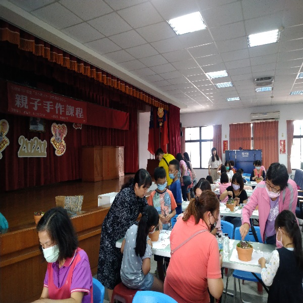 永靖鄉立圖書館多肉植物組盆課程活動花絮作品慢慢成形了