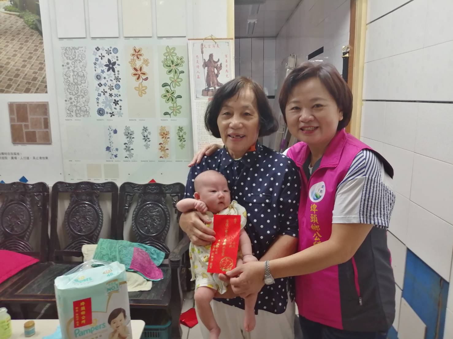 發放「109年04-06月生育禮金及禮品」合興村吳小姐(由新生兒的阿公阿嬤代領)