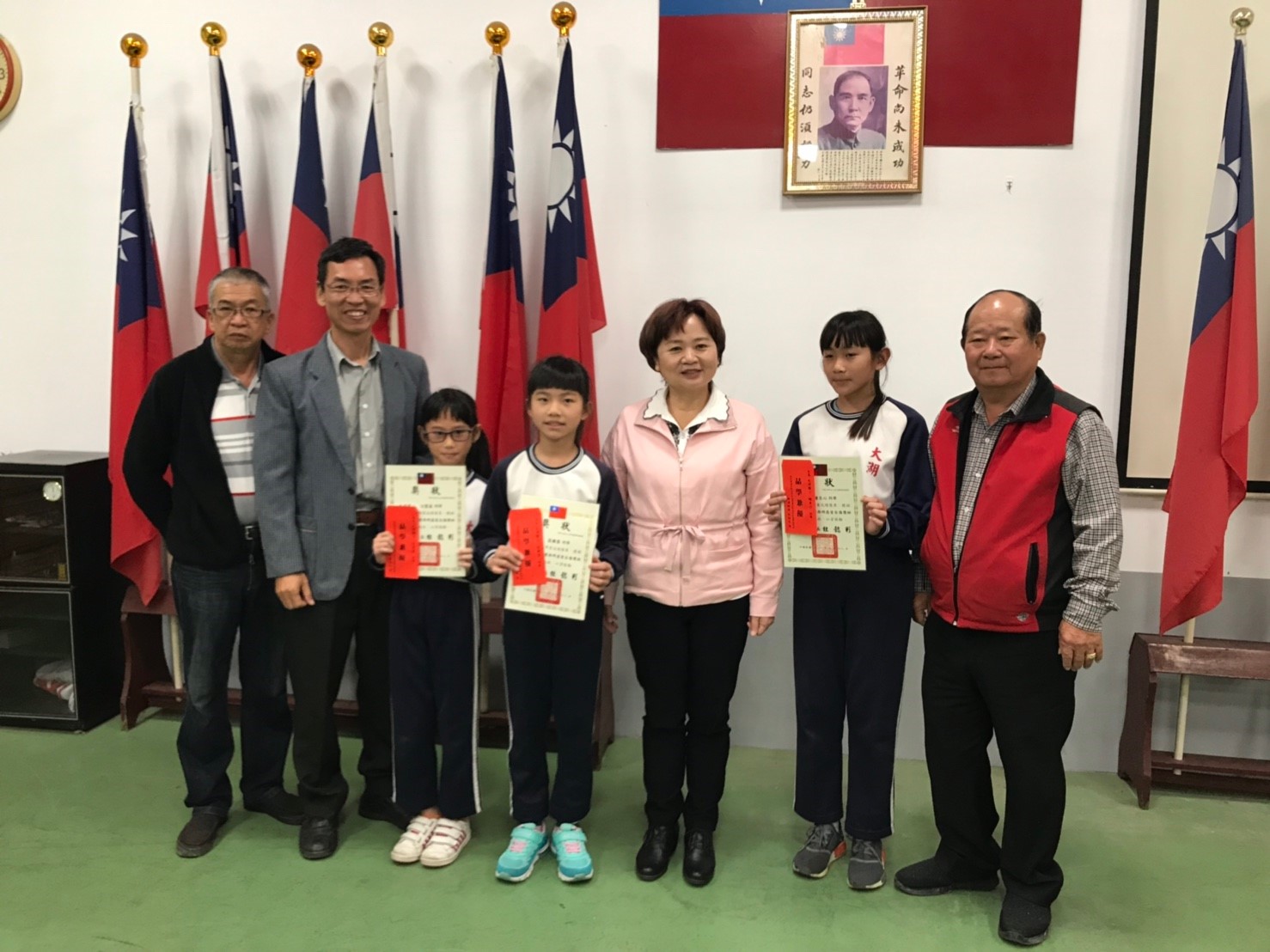 頒發埤頭鄉公所永山實業西明慈愛自強獎助學金與代表會前主席鄭西明、中和國小校長楊深耕、獲獎學生合影