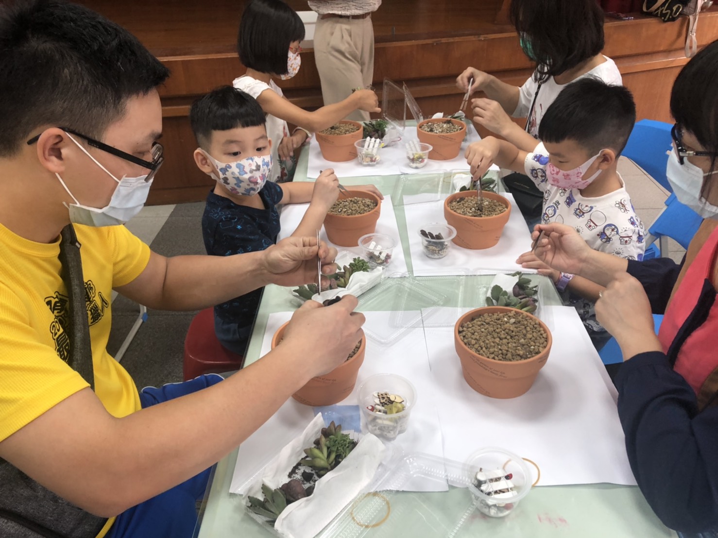 永靖鄉立圖書館多肉植物組盆課程活動花絮學員們準備開始組盆