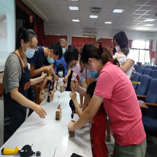 永靖鄉立圖書館活動花絮（活動日期：9/13、9/27）9/13學員實際操作鑽孔工具設備