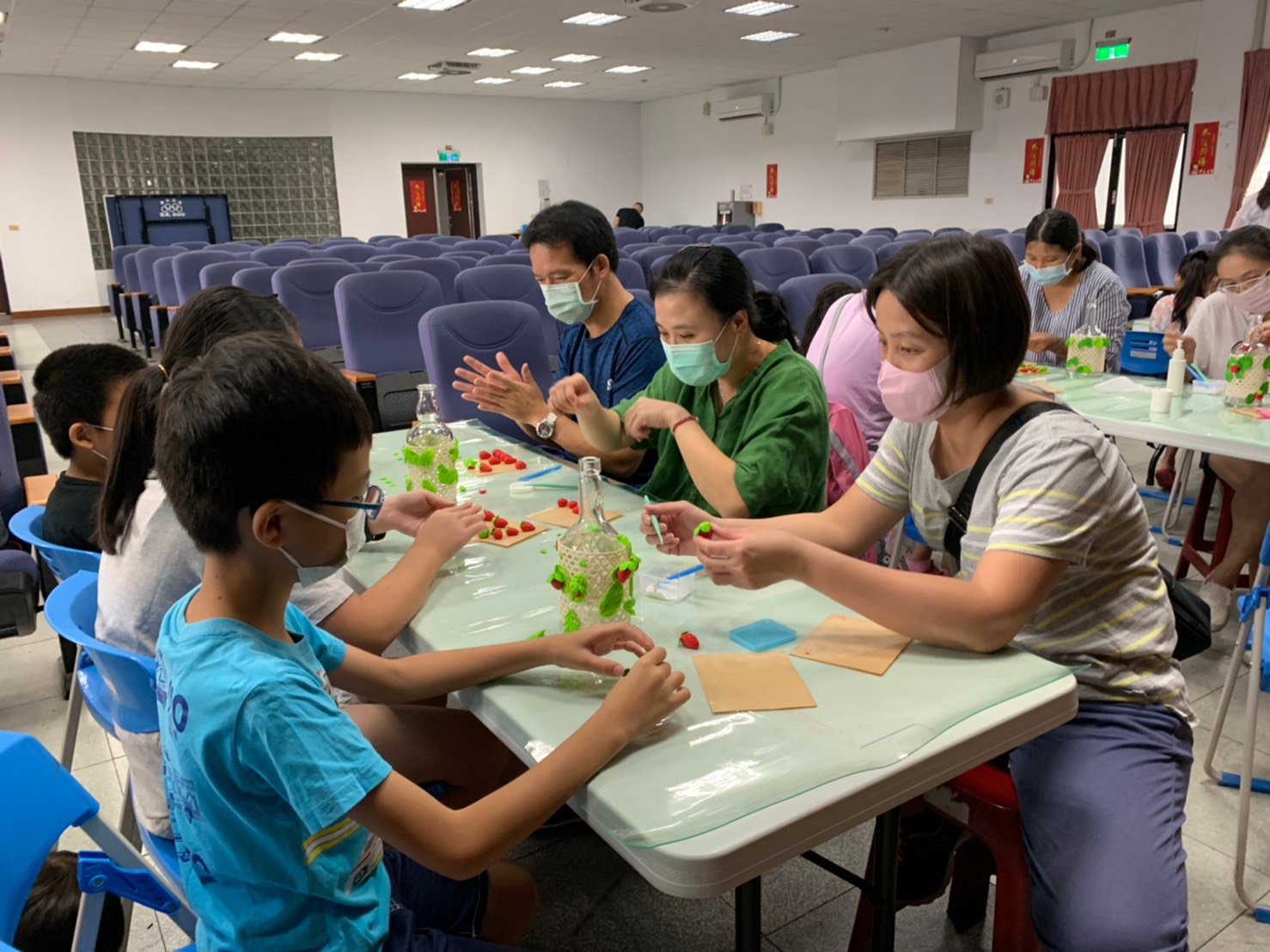 永靖鄉立圖書館活動花絮（活動日期：9/13、9/27）9/27家長和孩童共同完成作品