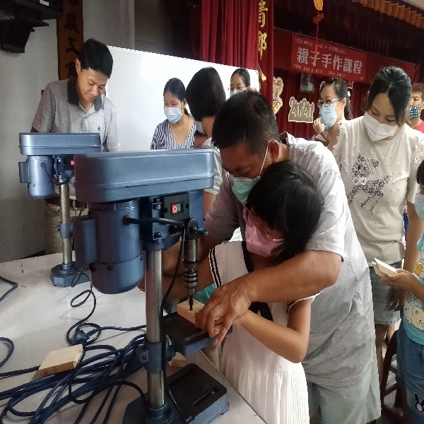 109年永靖鄉立圖書館活動花絮（活動日期：8/23、8/30、9/6）家長和小朋友操作工具機