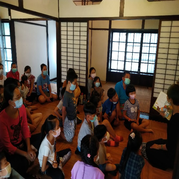 109年永靖鄉立圖書館活動花絮（活動日期：8/23、8/30、9/6）小朋友仔細聆聽繪本