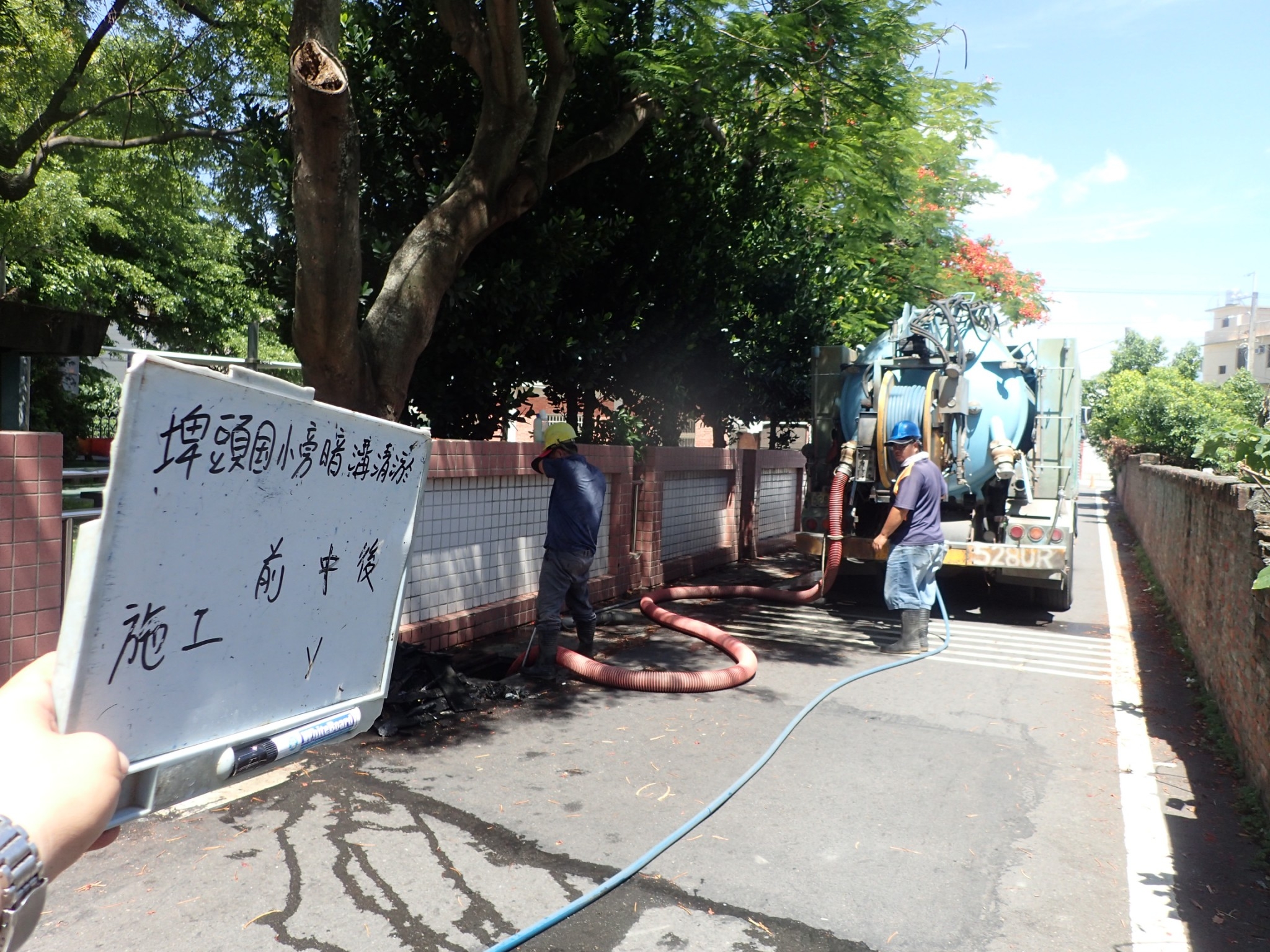 埤頭庄中巷、埤頭國小南側排水溝清疏埤頭國小排水溝清疏施工中