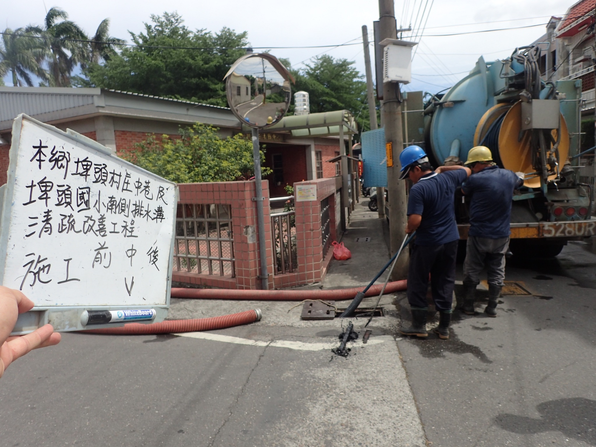 埤頭庄中巷、埤頭國小南側排水溝清疏埤頭國小排水溝清疏施工中