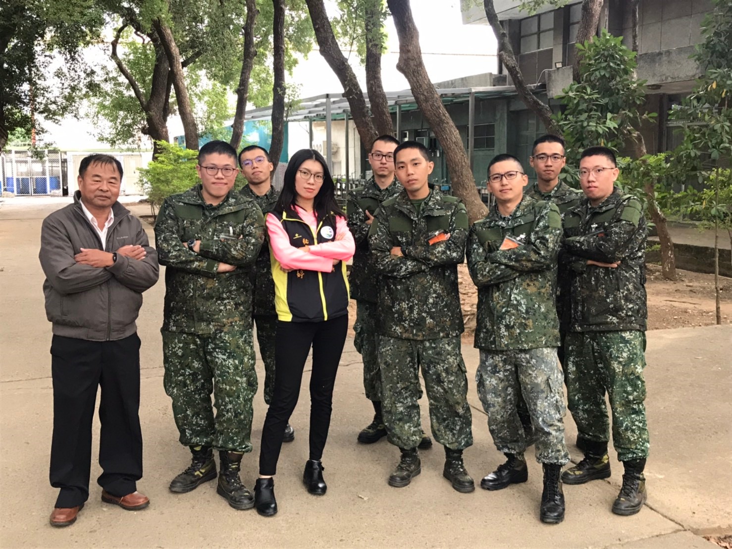 至成功嶺探視埤頭新入伍的子弟兵陸軍100梯次來點不一樣的pose-帥氣版