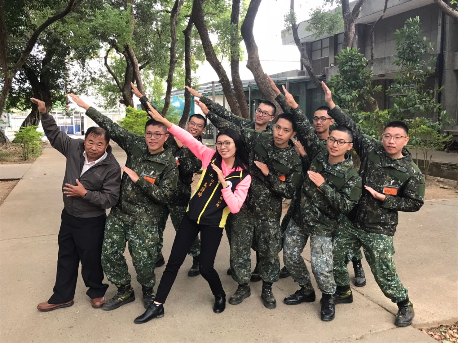 至成功嶺探視埤頭新入伍的子弟兵陸軍100梯次來點不一樣的pose-活力展現