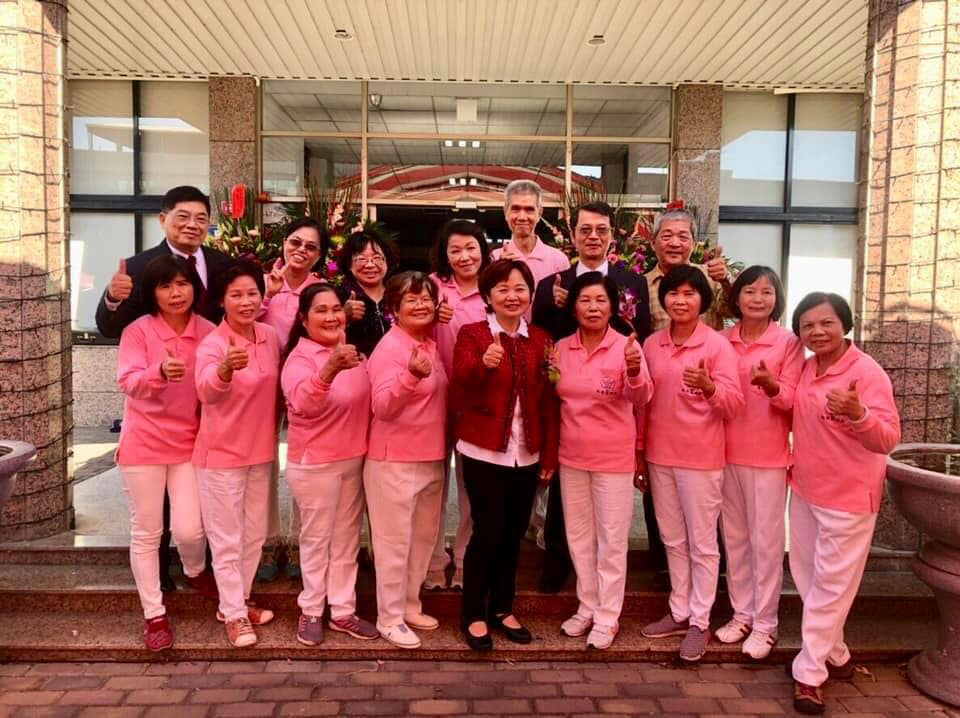 1080110埤頭鄉第18屆鄉長暨第21屆村長交接就職典禮杜鄉長與埤頭社區禾禾操表演團體合影