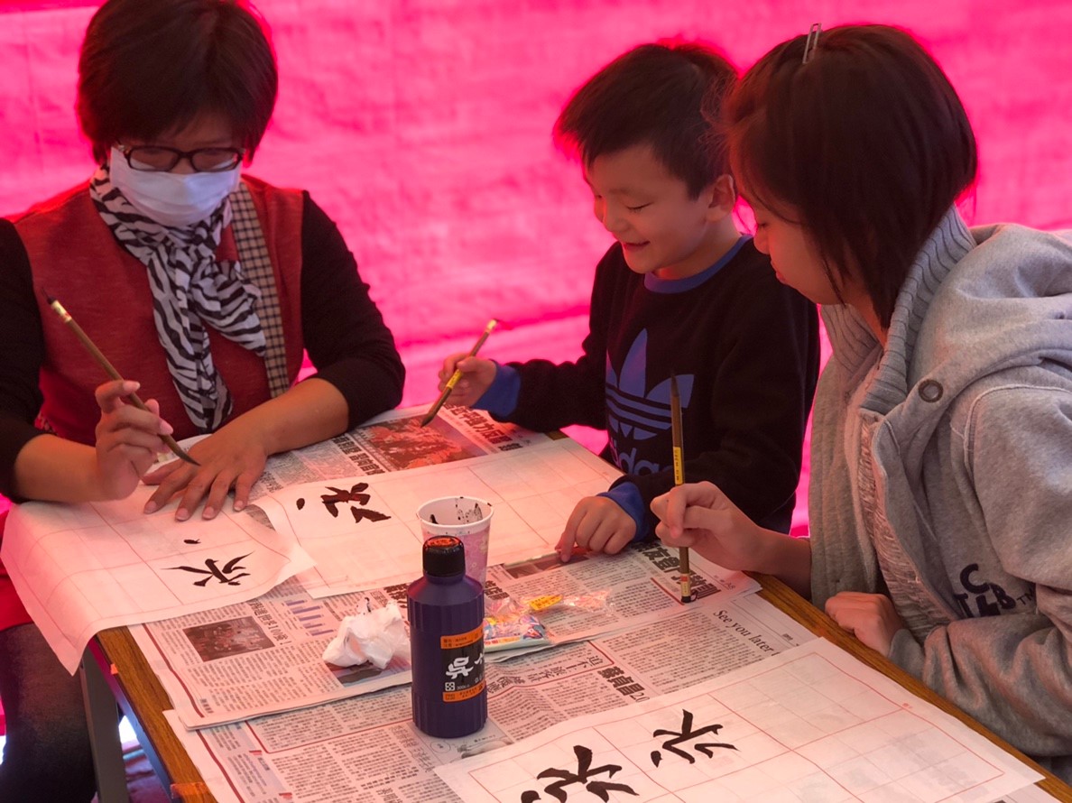 1080118埤頭鄉樂齡祖孫歡樂學書法一起揮毫去民眾現場揮毫