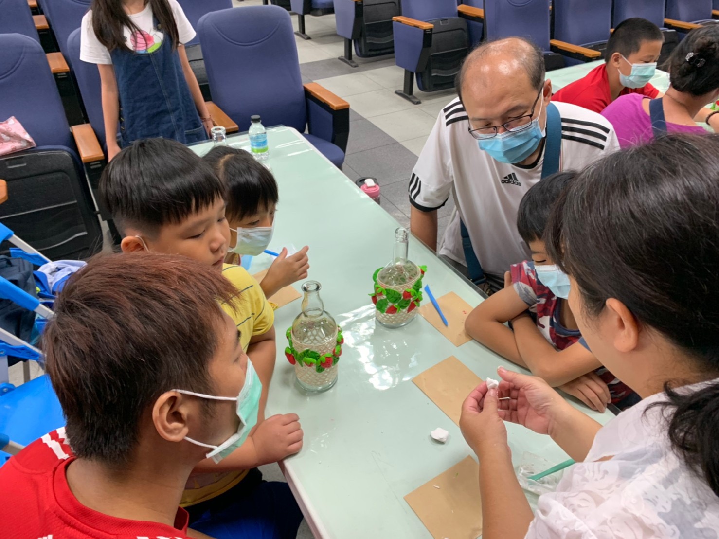 永靖鄉立圖書館活動花絮（活動日期：9/13、9/27）9/27爸爸們和孩子認真聽講