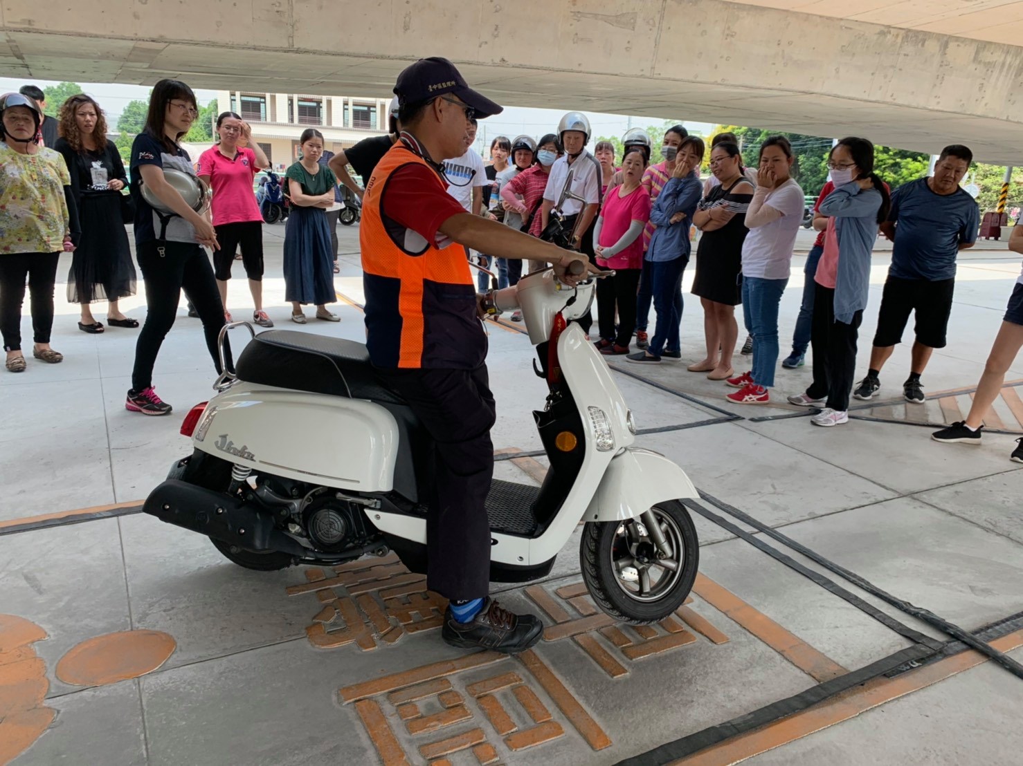 108年永靖鄉機車下鄉考照服務監理站人員說明路考重點