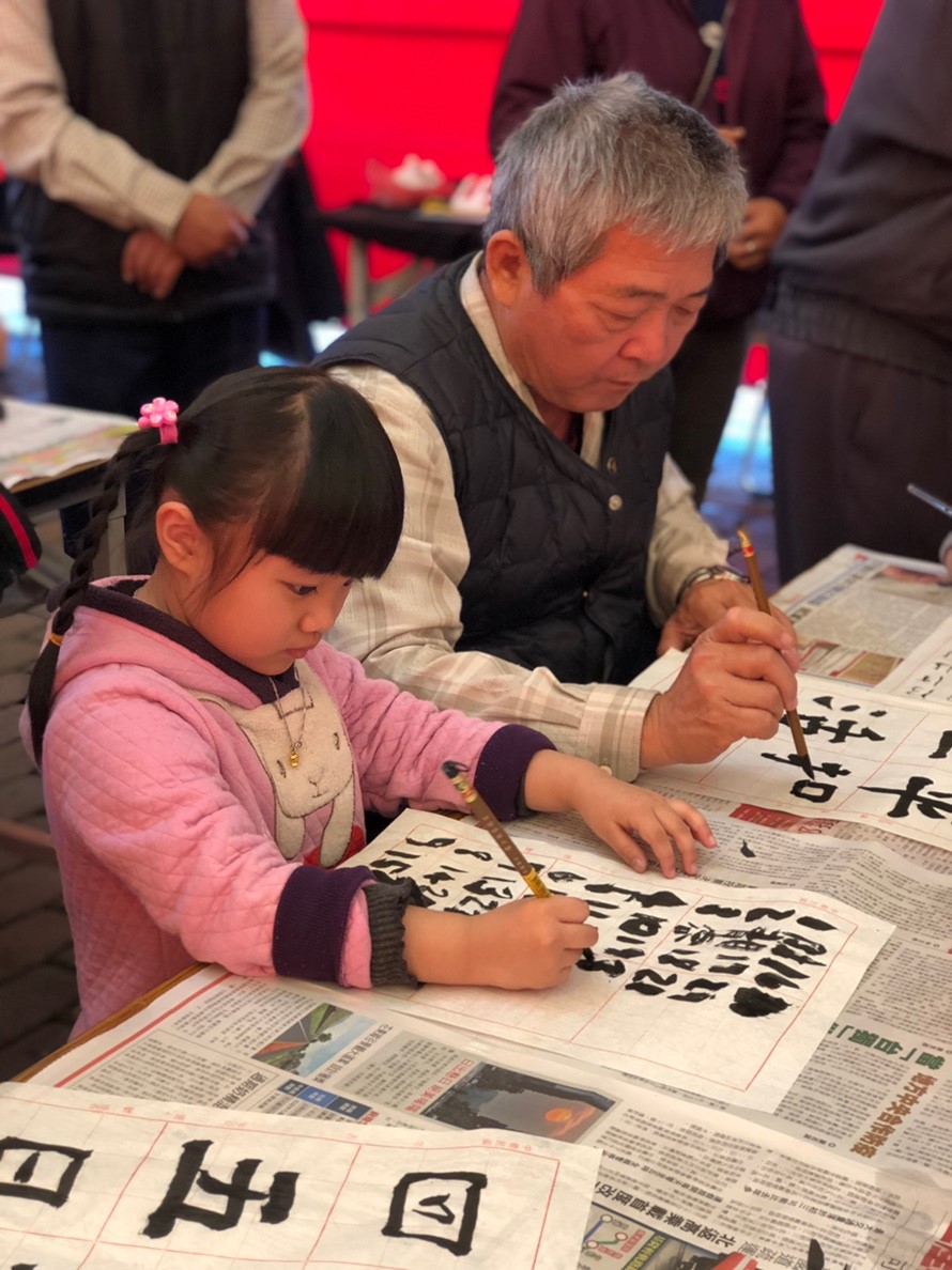 1080118埤頭鄉樂齡祖孫歡樂學書法一起揮毫去祖孫歡樂學書法