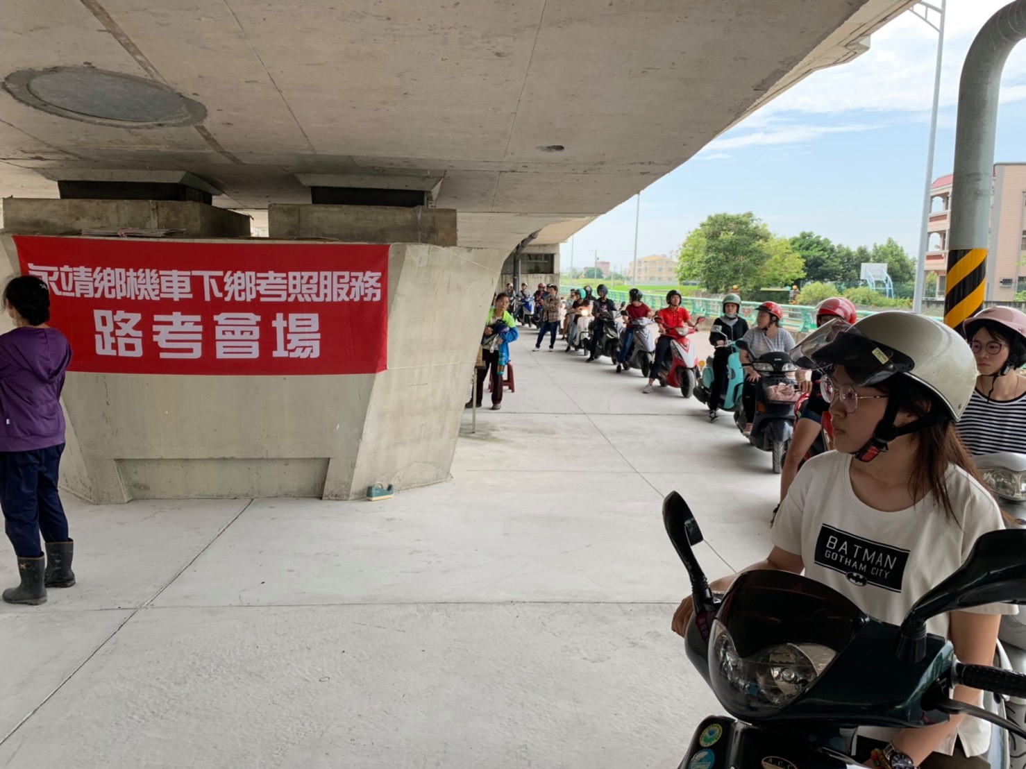108年永靖鄉機車下鄉考照服務考生排隊等待路考