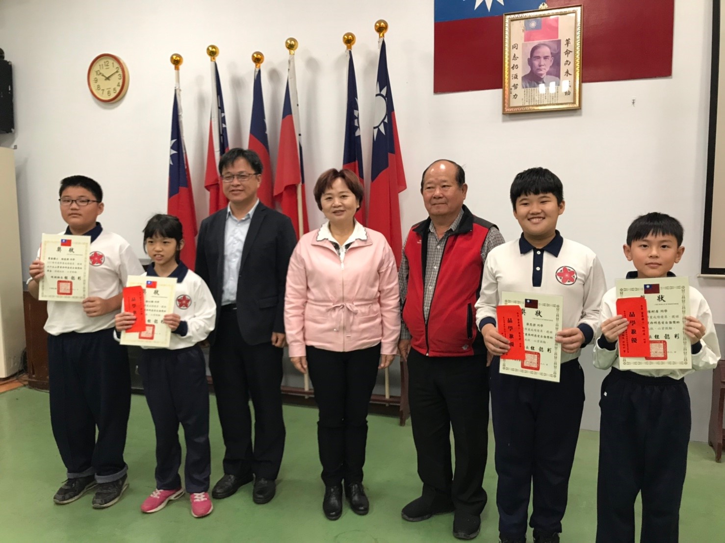 1080213頒發埤頭鄉公所永山實業西明慈愛自強獎助學金與代表會前主席鄭西明、豐崙國小校長陳永堂、獲獎學生合影.jpg