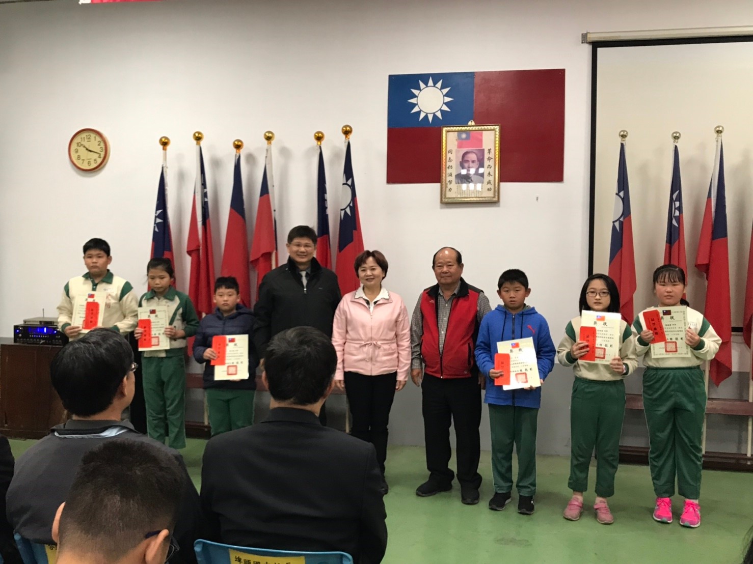 頒發埤頭鄉公所永山實業西明慈愛自強獎助學金與代表會前主席鄭西明、芙朝國小校長江嘉杰、獲獎學生合影