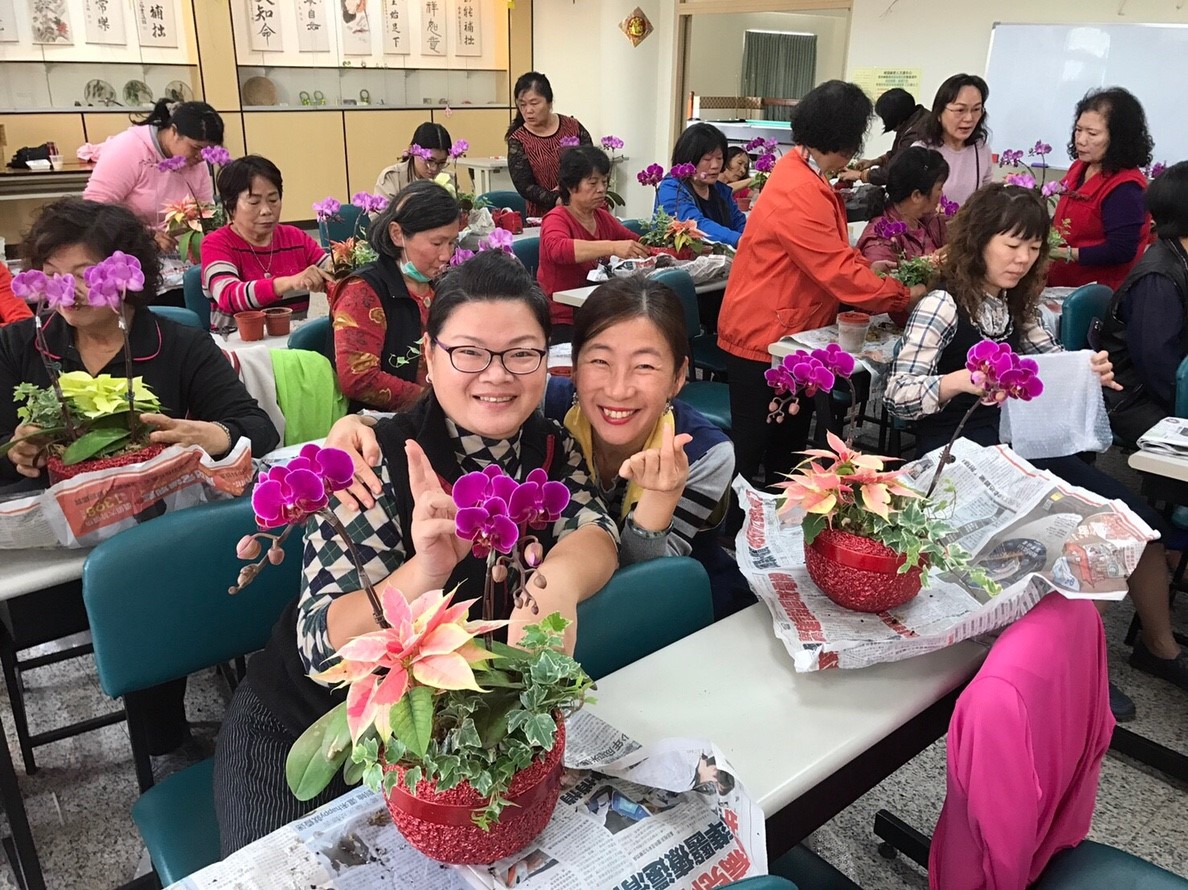 彰化縣青溪婦女協會-婦女花藝研習活動與成品合影