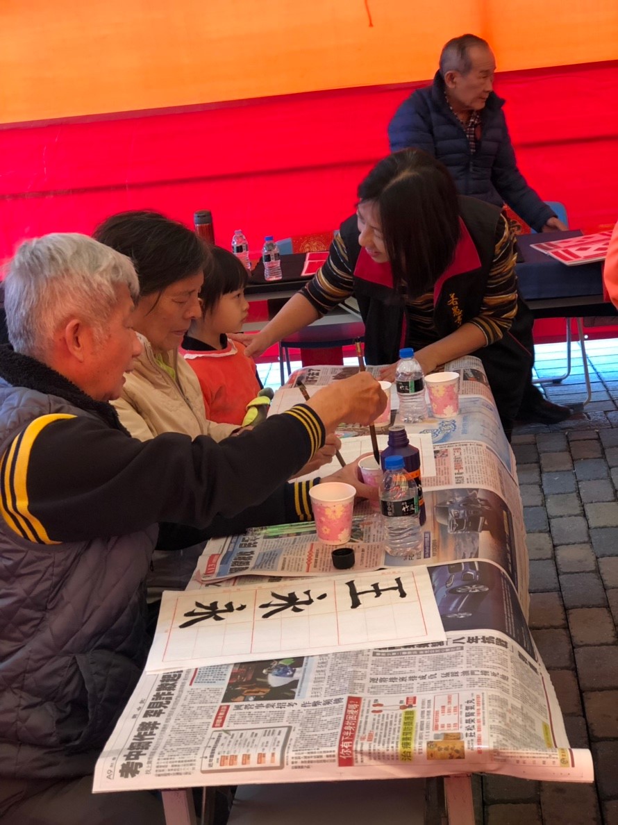 1080118埤頭鄉樂齡祖孫歡樂學書法一起揮毫去若愚書法班成員現場指導