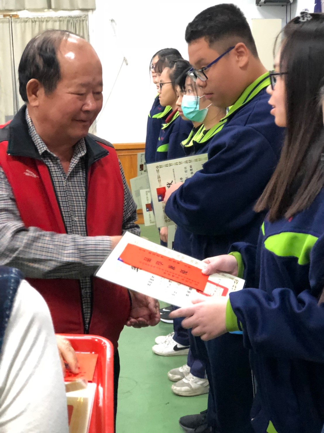 頒發埤頭鄉公所永山實業西明慈愛自強獎助學金代表會前主席鄭西明頒獎給獲獎學生