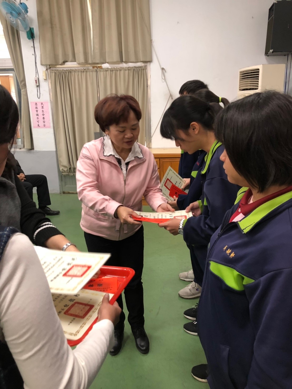 頒發埤頭鄉公所永山實業西明慈愛自強獎助學金鄉長頒獎給獲獎學生