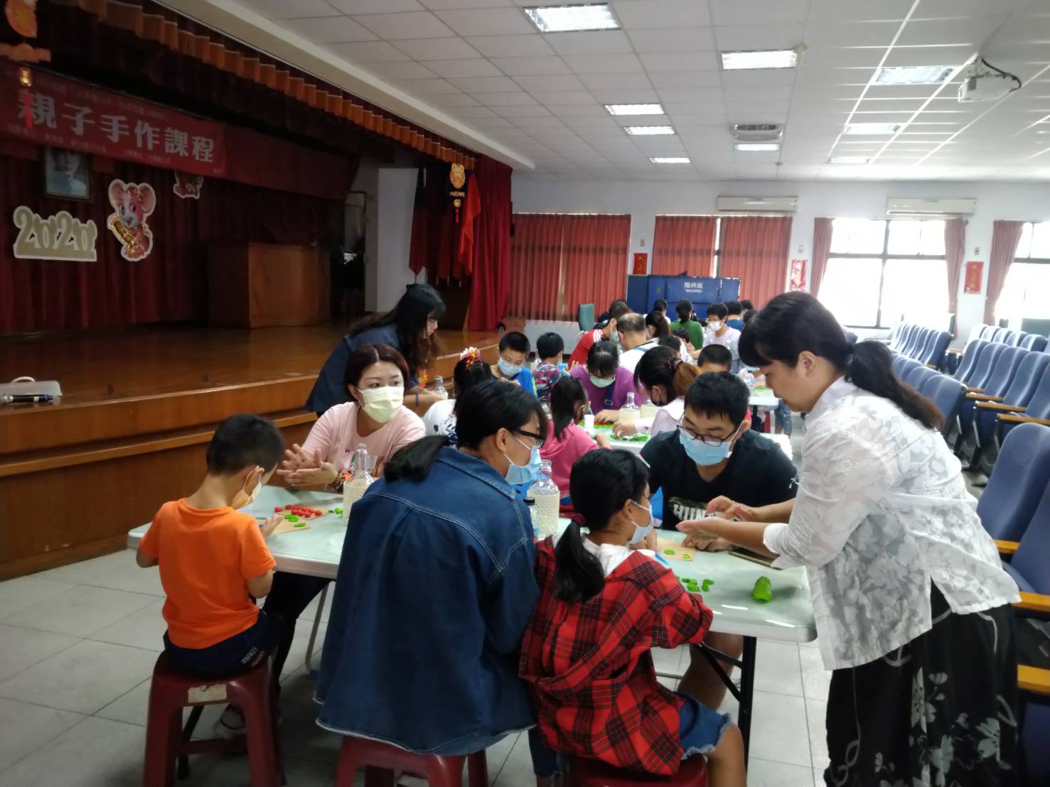 永靖鄉立圖書館活動花絮（活動日期：9/13、9/27）9/27講師指導學員黏土技巧